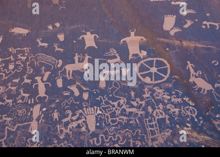 Indianische Felszeichnungen, Zeitung Rock State Historical Monument, in der Nähe von Monticello, Utah, Vereinigte Staaten von Amerika, Nordamerika Stockfoto