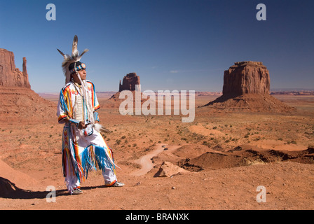 Navajo Mann gekleidet in traditioneller Tracht, Monument Valley Navajo Tribal Park, Arizona, USA Stockfoto
