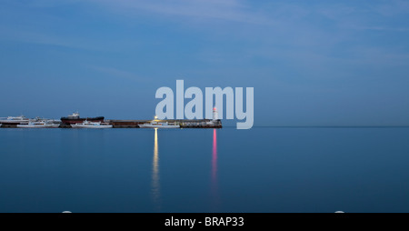 Leuchtturm am Pier mit Booten Stockfoto