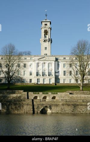 Trent Gebäude mit Blick auf den See an der Universität Nottingham, England Stockfoto