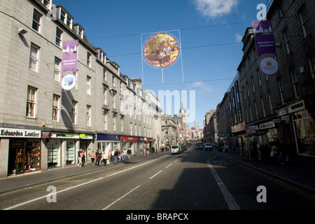 Geschäfte Verkehr Menschen, Union Street, Aberdeen, Schottland Stockfoto