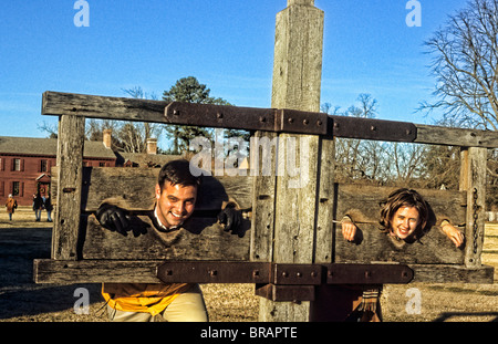 Colonial Williamsburg Virginia aus den 1700er Jahren spielt ein Touristen-paar in Palisade Stockfoto