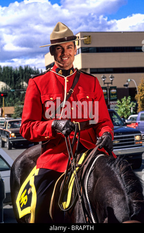 Königliche kanadische montiert Polizist auf Pferd in Uniform in Whitehorse, Yukon, Kanada Stockfoto