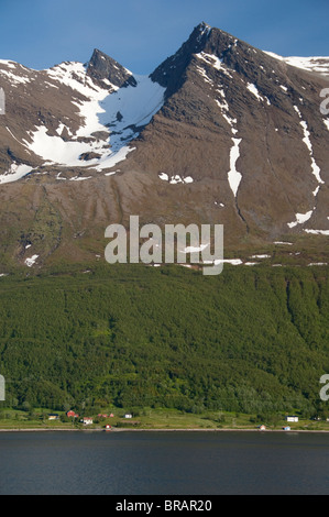 Norwegen, Tromsö. Tor zur Arktis befindet sich oberhalb des Polarkreises. Segeln in Tromso über zuschwamm Fjord (aka Hajafjorden). Stockfoto