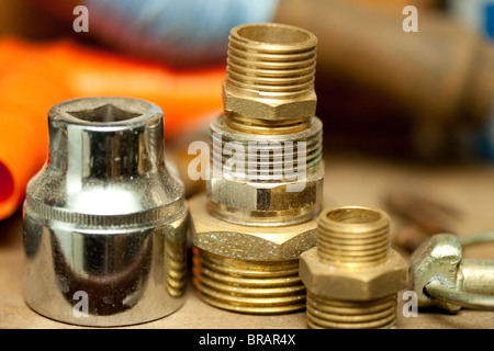 gebrauchte und abgenutzte Gewinde Klempnerarbeit installieren Rohre und Schellen Stockfoto