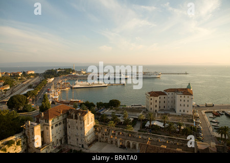 Kroatien, Dalmatien, Split. Blick auf Riva Waterfront und Adria aus Spitze des Campanile der Kathedrale von St. Domnius. Stockfoto