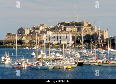 Castle Cornet gesehen von Juliens Pier in St Peter Port, Guernsey, Channel Islands, UK Stockfoto