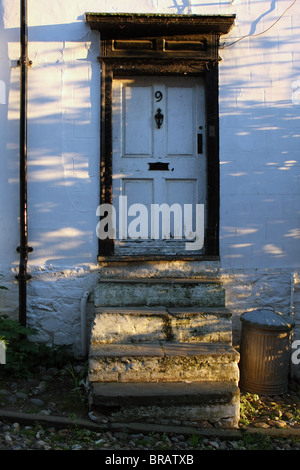 Einen Abend Blick auf vier Stufen hinauf auf eine Eingangstür eines alten Hauses in Rye, East Sussex, England Stockfoto