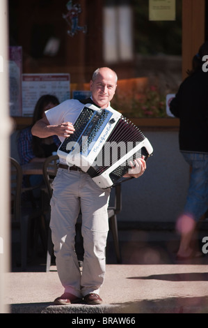 Akkordeonist in Beaufort Dorf, Savoie, Frankreich Stockfoto