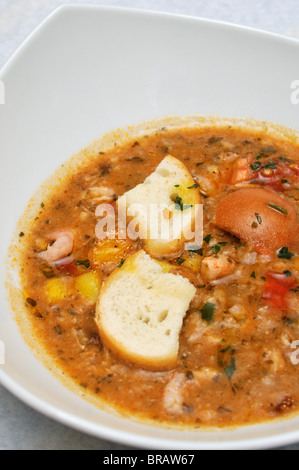 Triest. Italien. Schüssel mit Fischsuppe. Trattoria Antipastoteca di Mare "Alla Voliga". Stockfoto