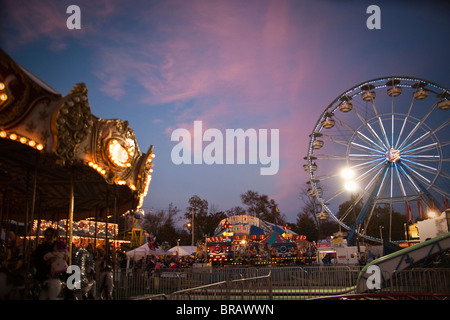 Riesenrad in der Abenddämmerung Stockfoto