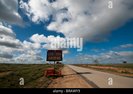 Beleuchtete Brücke geschlossen Warnschild auf einer Landstraße in der Nähe von Echuca am Murray River in Victoria Stockfoto