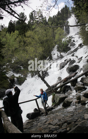 De Ratera Wasserfälle und alpinen Wald Pyrenäen Traverse planmäßig im spanischen Sant Maurici Nationalpark Pyrenäen Stockfoto