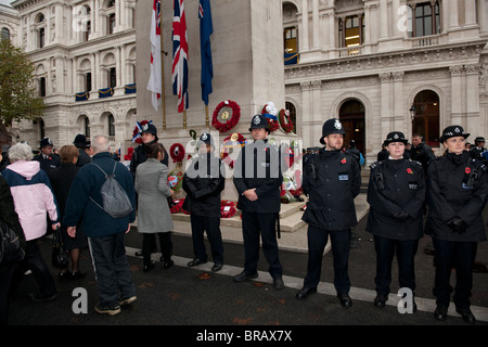 Eine Reihe von männlichen und weiblichen Metropolitan Polizisten bewachen das Kenotaph in Whitehall, London, nach der Gedenkgottesdienst. Stockfoto