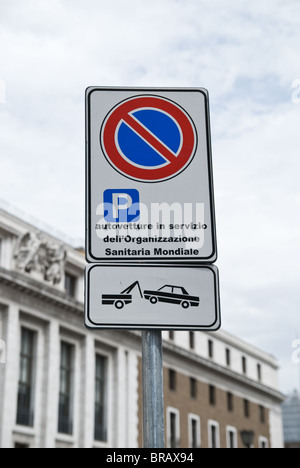 Italienisch, die kein Parkplatz Schild, Autos, abgeschleppt werden erlauben nur Parken Stockfoto