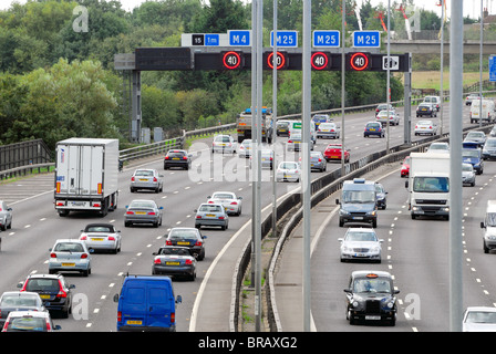 Stark frequentierten M25 Autobahn in der Nähe von Heathrow Airport, Großbritannien Stockfoto