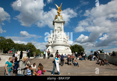 Touristen in das Queen Victoria Memorial, London Stockfoto