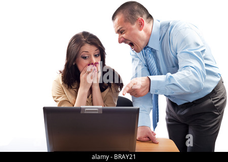 Chef Schuld eines Mitarbeiters für schlechte Ergebnisse, Studio gedreht Stockfoto