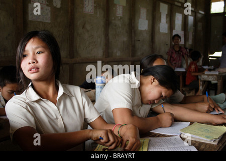 Ein Student schaut aus dem Fenster während einer Klasse an der Ban Buamlao Primary School in Ban Buamlao, Laos. Stockfoto