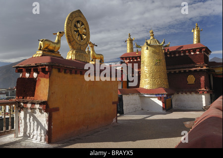 Dharma-Rad auf Dach des Jokhang-Tempel. Lhasa, Tibet. Stockfoto