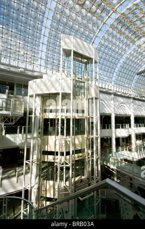 Heben Sie Mechanismus im Inneren der Bentall Zentrum Kingston Upon Thames, Surrey England Stockfoto