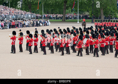 Bands der Grenadier und Welsh Guards marschieren in Position. "Trooping die Farbe" 2010 Stockfoto