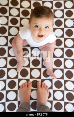 Lächelnden Baby auf geometrische gemusterte Decke Stockfoto