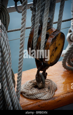 An Bord der historischen Großsegler 'Zodiac' ein Bild von einem Flaschenzug funktioniert die Takelage der Segel. San Juan Islands, Puget Sound, WA. Stockfoto