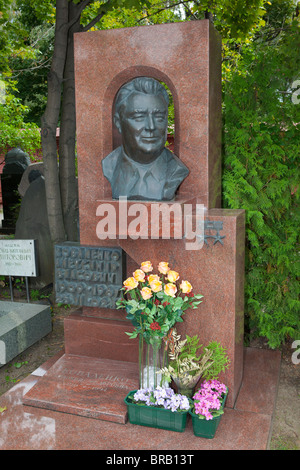 Das Grab des sowjetischen Partei- und Arbeiter Alexander Vlasovich Kovalenko (1909-1987) an Nowodewitschi-friedhof in Moskau, Russland Stockfoto