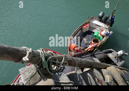 Clovelly HarbourSmall Angelboote/Fischerboote und Holzsteg Schritte North Devon England UK GB Stockfoto
