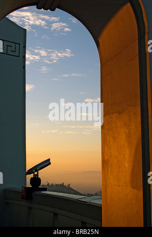 Sonnenaufgang an der Griffith Observatory in Los Angeles County. Stockfoto