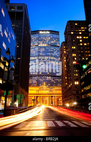 Licht-Trails vor dem MetLife Building und Grand Central Terminal in Midtown Manhattan, New York City USA Stockfoto