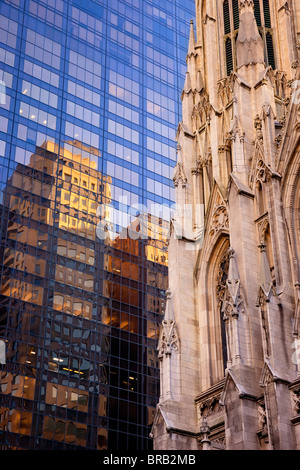 Am frühen Morgen Reflexionen auf dem Olympiaturm neben der St. Patricks Kathedrale in Manhattan, New York City, USA Stockfoto