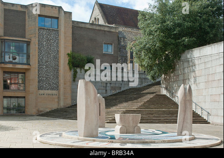 Hampshire-Jubiläums-Skulptur wird von Rachel Fenner, außerhalb Winchester Law Courts installiert. Stockfoto