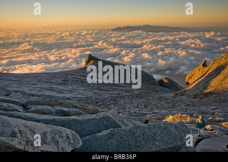 fantastischer Sonnenaufgang nach dem Aufstieg auf den Gipfel des Mount Kinabalu in Malaysia Borneo. Tolle Farbe des Himmels Stockfoto