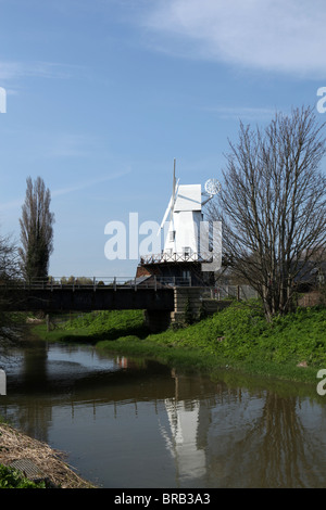 Traditionelle restaurierte Windmühle auf dem Fluss Brede bei Roggen, East Sussex, UK Stockfoto