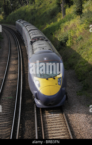 Der neue High-Speed-Zug Rauschen durch die Landschaft Stockfoto