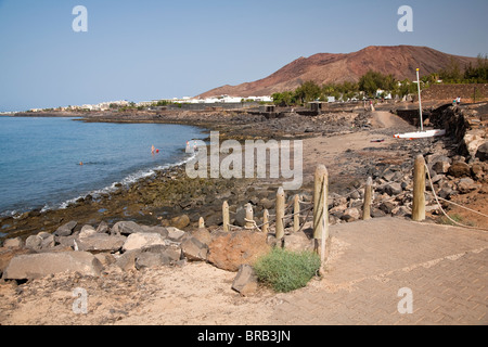 Blick Richtung Berg Roja entlang der Strandpromenade, in der Nähe von Timanfaya Palace Hotel, Playa Blanca, Lanzarote Stockfoto