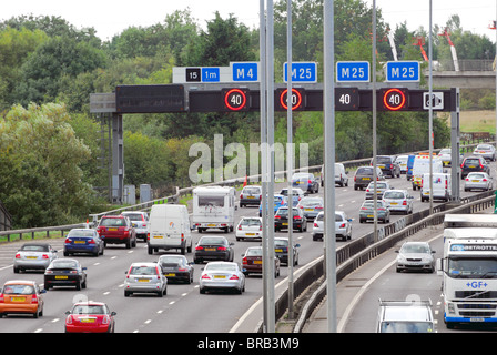 Stark frequentierten M25 Autobahn in der Nähe von Heathrow Airport, Großbritannien Stockfoto