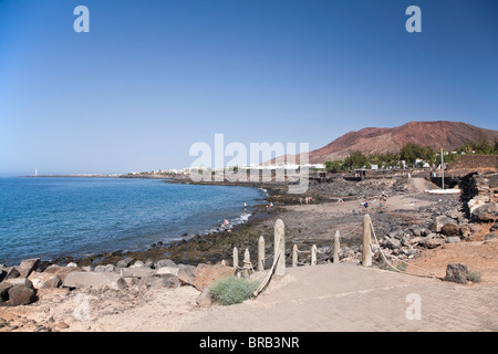 Blick Richtung Berg Roja entlang der Strandpromenade, in der Nähe von Timanfaya Palace Hotel, Playa Blanca, Lanzarote Stockfoto