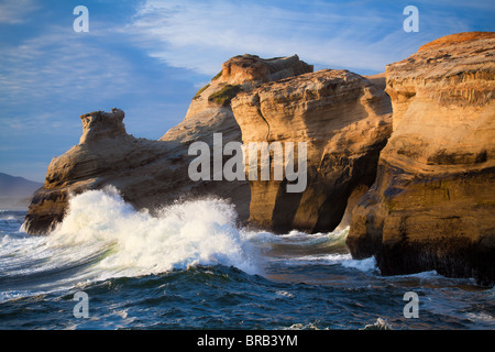 Meereswellen Landschaft - Vorfreude als große Wellen Ansturm auf der Küste von Oregon in der Nähe von Cape Kiwanda Stockfoto