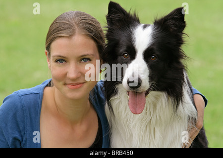 junge Frau und Border Collie Hund Stockfoto