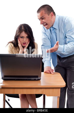 Chef Schuld eines Mitarbeiters für schlechte Ergebnisse, Studio gedreht Stockfoto