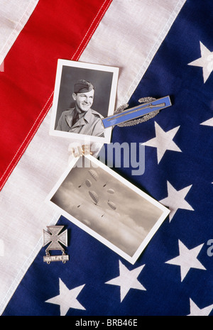 Stilleben, 2. Weltkrieg Fotos und Abzeichen auf US-Flagge Stockfoto