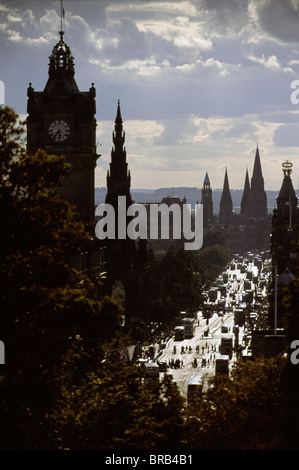 Blick auf die Princes Street von Carlton Hill, Edinburgh. Stockfoto