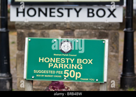 Ehrlichkeit-Box auf Parkplatz in Masham Yorkshire Stockfoto