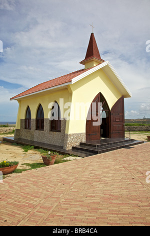 Alto Vista Kapelle. Eine helle gelbe kleine katholische Kapelle, die auf den Hügeln oberhalb des Nordufers steht. Stockfoto