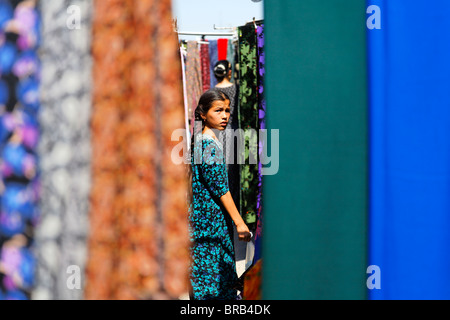 Turkmenistan - zeigt Ashgabat - Sonntagsmarkt - bunten Stoff-Markt Stockfoto