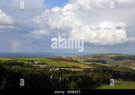 Regenbogen und Cumulonimbus Wolke über Cardigan Bay, St. Dogmaels, Pembrokeshire, Wales, Vereinigtes Königreich Stockfoto