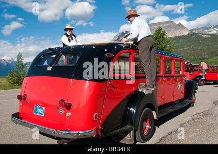 Setzen den roten Bus von oben nach unten, Saint Mary Lake Eingang, Glacier National Park, Montana. Stockfoto